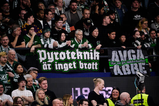 Banderoll med pyroteknik är inget brott på