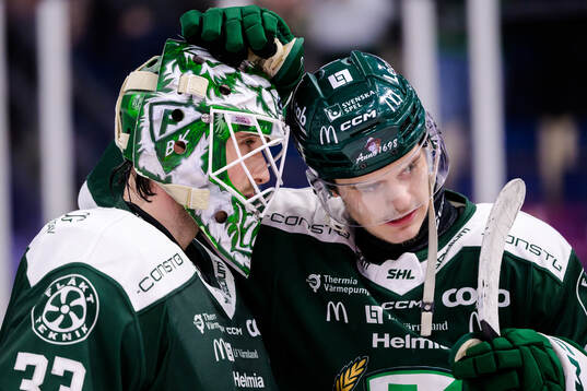 Färjestads målvakt Maxime Lagacé och Lucas Forsell jublar