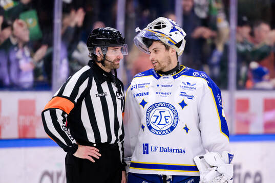 Leksands målvakt Mantas Armalis pratar med Domare Mikael