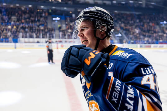 Växjös Dennis Rasmussen jublar