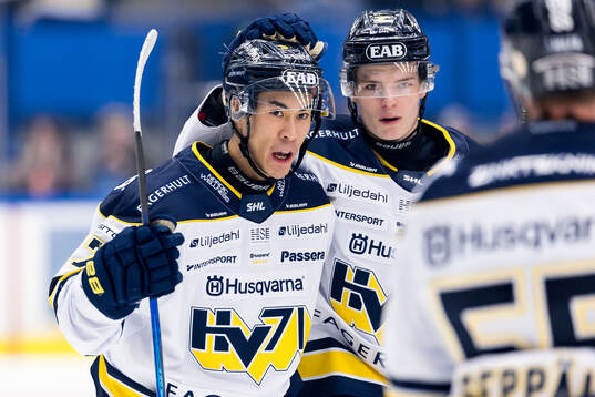HV71s Jonathan Ang jublar