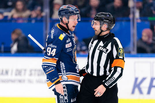 Växjös Joel Persson och Domare Mattias Enroth