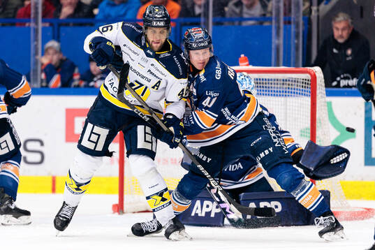 HV71s Joona Luoto och Växjös Dennis Rasmussen