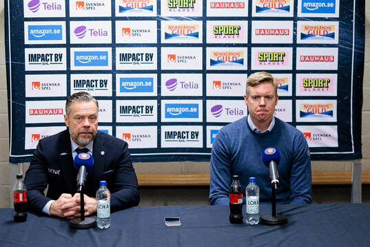 Växjös assisterande tränare Fredrik Hellgren och HV71s