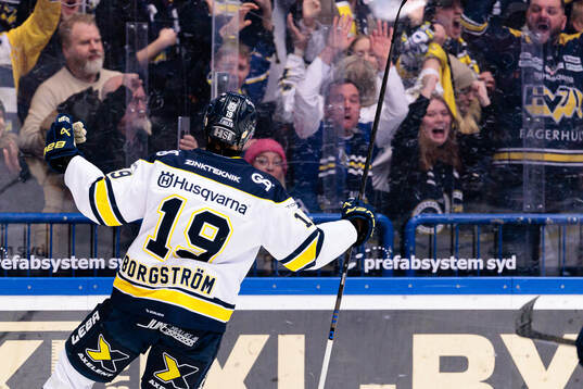 HV71s Henrik Borgström jublar