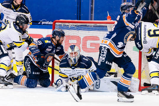 Växjös Manuel Ågren och HV71s målvakt Olof Glifford