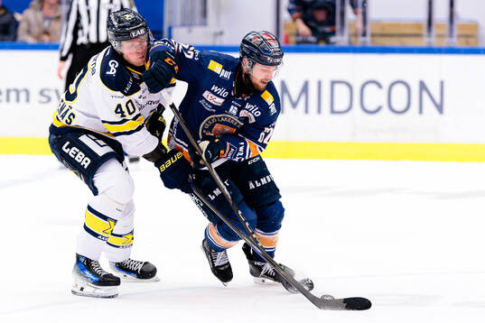 HV71s Oskar Stål-Lyrenäs och Växjös Manuel Ågren