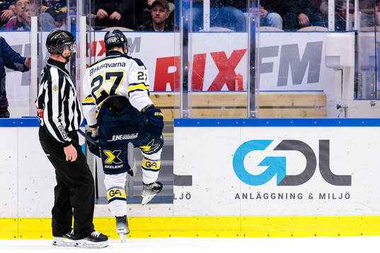 HV71s Jonathan Ang blir utvisad
