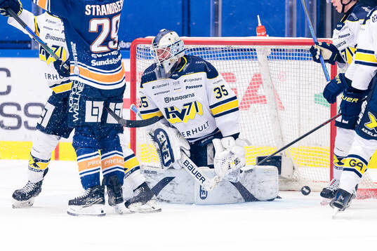 HV71s målvakt Olof Glifford deppar