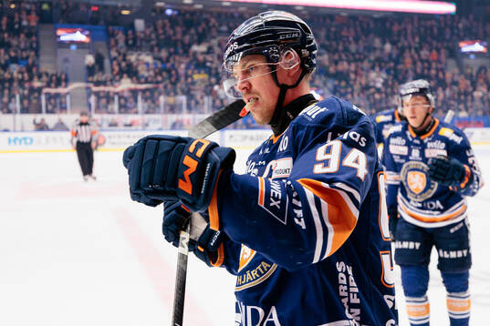 Växjös Joel Persson jublar
