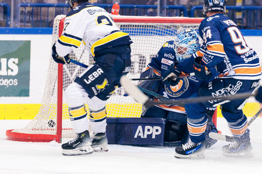 Växjös målvakt Emil Larmi när HV71s Jonathan Ang gör