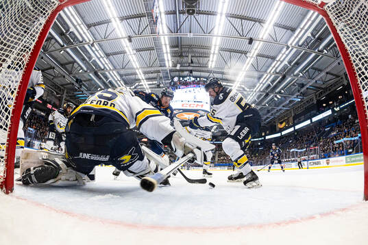 Växjös Dylan McLaughlin mellan HV71s målvakt Olof