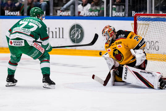 Rögles Jesper Pettersson och Luleås målvakt Joel