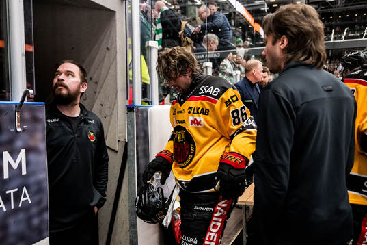 Luleås Mathias Bromé lämnar isen