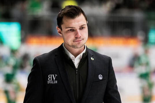 Rögles assisterande tränare Max Bohlin deppar