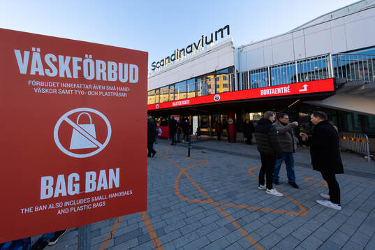 En skylt om väskförbud utanför Scandinavium
