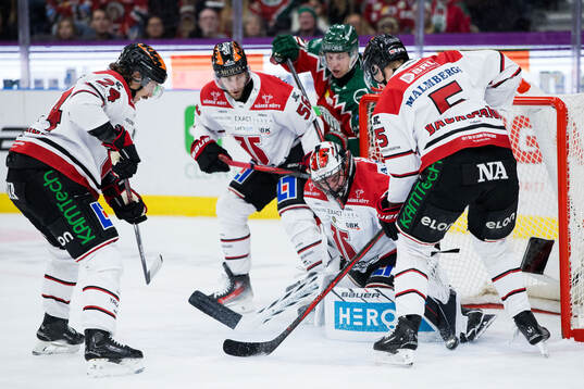Örebros Hannes Björninen, målvakt Jhonas Enroth och