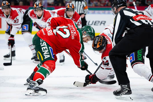 Frölundas Max Friberg tekar mot Örebros Hannes Björninen