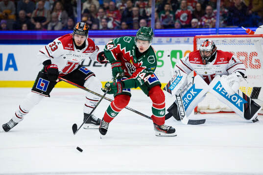 Örebros Christopher Mastomäki och Frölundas Noah Dower