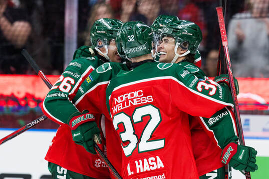 Frölundas Christian Folin jublar med lagkamrater