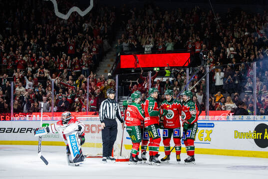 Frölundas Mikael Ruohomaa jublar med lagkamrater