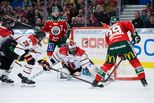 Frölundas Mikael Ruohomaa gör 2-1 bakom Örebros målvakt