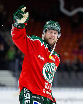 Frölundas Christian Folin jublar och tackar publiken
