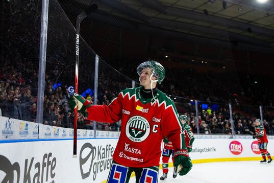 Frölundas Max Friberg jublar och tackar publiken