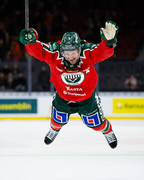 Frölundas Nicklas Lasu jublar framför klacken