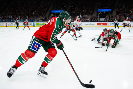 Frölundas Christian Folin på väg att göra sitt 1-1 mål