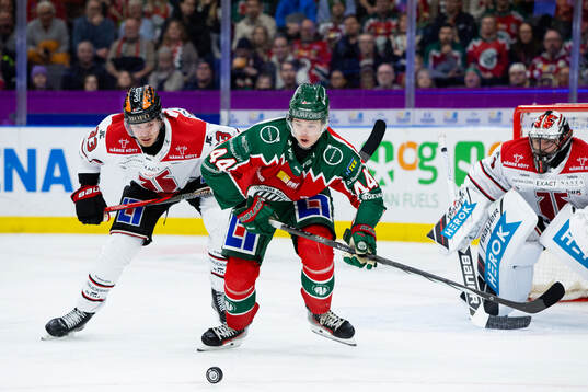Örebros Christopher Mastomäki och Frölundas Noah Dower