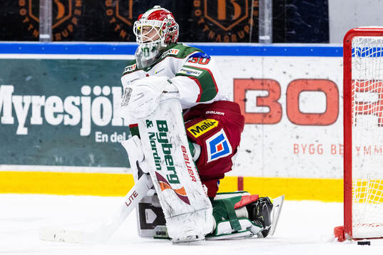 Modos målvakt Lassi Lehtinen deppar