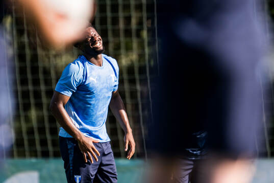 Malmö FFs Emmanuel Ekong har ont