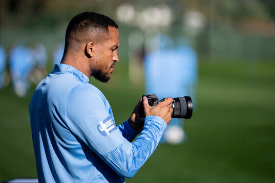 Martin Olsson med en kamera