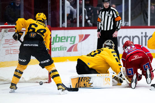 Timrås Magnus Pääjärvi gör 1-0 bakom Skellefteås