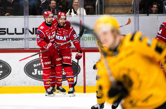 Timrås Emil Pettersson och Magnus Pääjärvi jublar