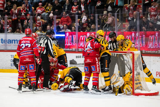 Skellefteås målvakt Gustaf Lindvall och Oskar Nilsson mot