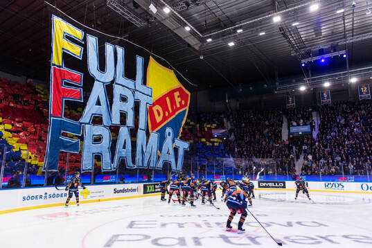 Djurgårdens spelare samlas framför supportrarna
