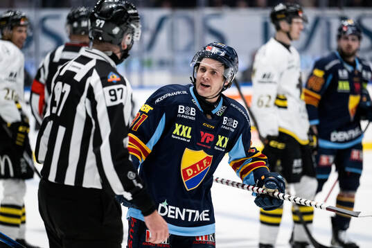 Djurgårdens Tyler Kelleher pratar med domaren