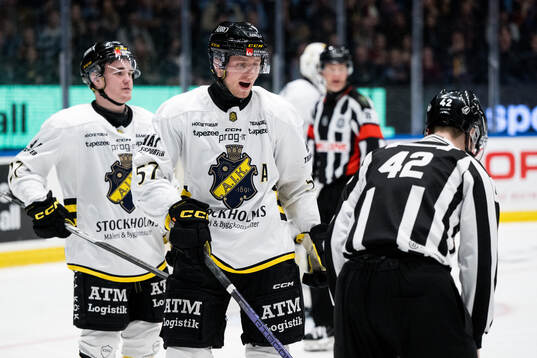 AIKs Alfred Barklund pratar med domaren