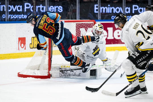 Djurgårdens David Blomgren framför AIKs målvakt Victor