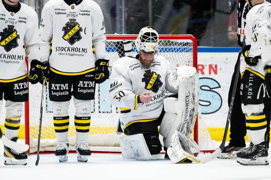 AIKs målvakt Victor Brattström har ont
