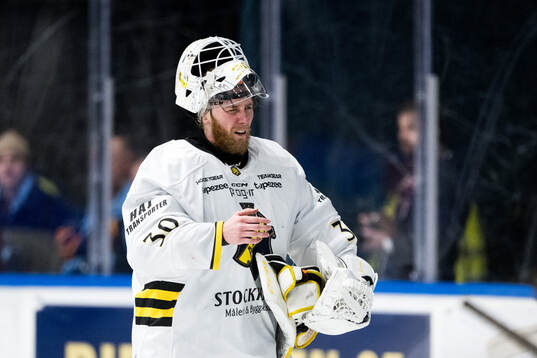 AIKs målvakt Victor Brattström har ont
