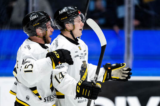 AIKs Jesper Emanuelsson jublar med Jordan Bellerive