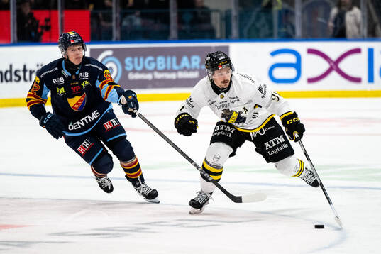 Djurgårdens Hampus Larsson och AIKs Gerry Fitzgerald
