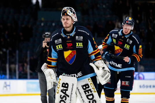 Djurgårdens målvakt Hugo Hävelid deppar