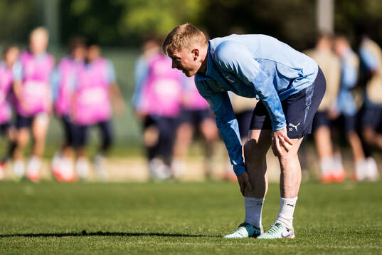Malmö FFs Anders Christiansen tar sig för sitt ben
