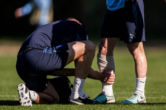 Malmö FFs Anders Christiansen får sitt ben lindat