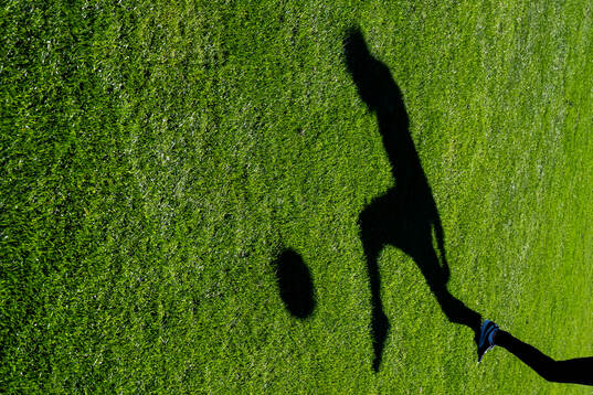 En skugga av en fotbollsspelare