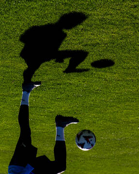 En skugga av en fotbollsspelare